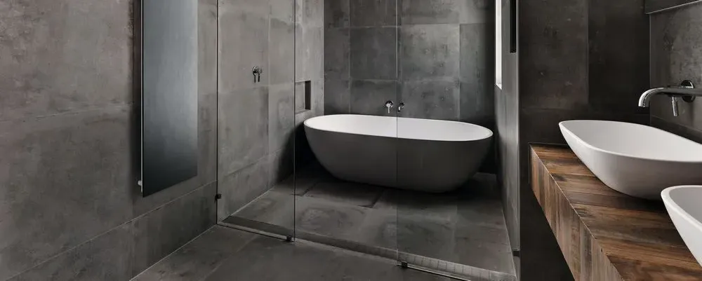 Moderner Heizungsraum mit Buderus Gas-Brennwertgerät und Warmwasserspeicher in einem Wohnhauskeller mit Fitnessbereich.