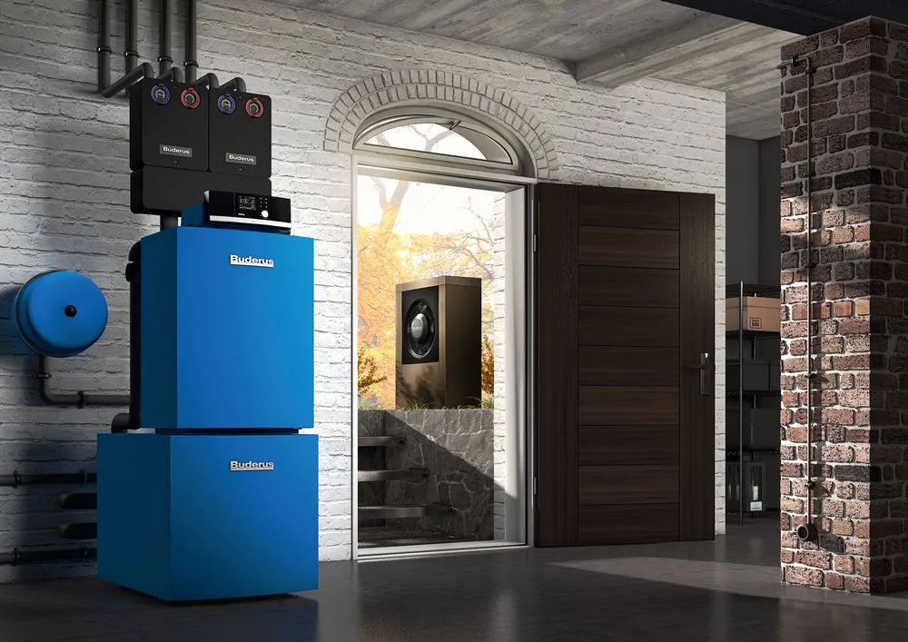 Moderner Heizraum mit Buderus Öl-Brennwertkessel und Blick auf außenstehende Wärmepumpe, effiziente Heizlösung für Wohngebäude.