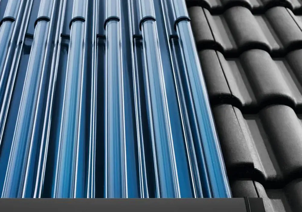 Buderus Solarthermie-Kollektor auf einem Ziegeldach zur umweltfreundlichen Warmwasserbereitung und Heizungsunterstützung.