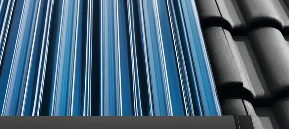 Buderus Solarthermie-Kollektor auf einem Ziegeldach zur umweltfreundlichen Warmwasserbereitung und Heizungsunterstützung.