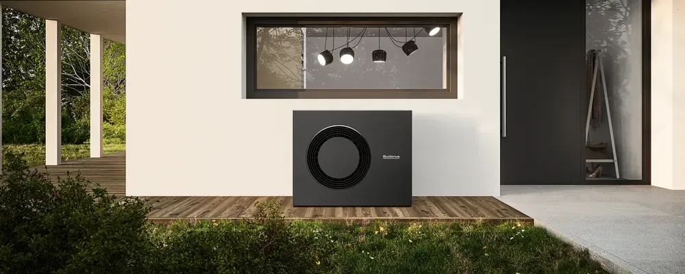 Moderne Buderus Wärmepumpe vor einem energieeffizienten Einfamilienhaus, umweltfreundliche Heizlösung für nachhaltiges Wohnen.