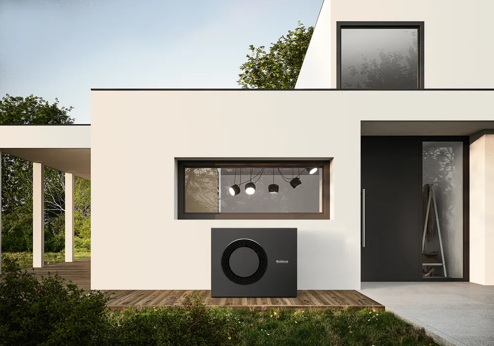 Moderne Buderus Wärmepumpe vor einem energieeffizienten Einfamilienhaus, umweltfreundliche Heizlösung für nachhaltiges Wohnen.