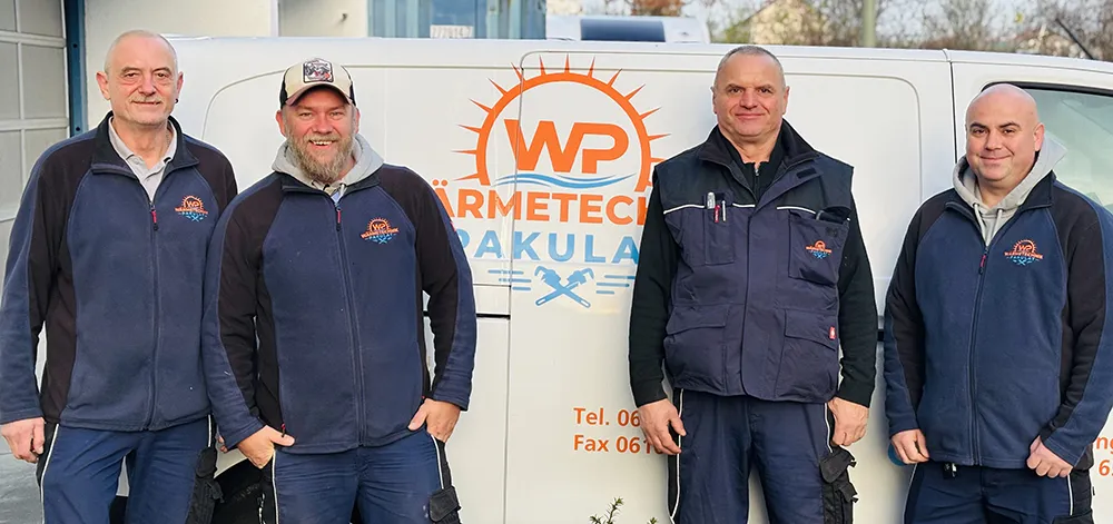 Mitarbeiter der Firma Wärmetechnik Pakulat vor einem Firmenwagen