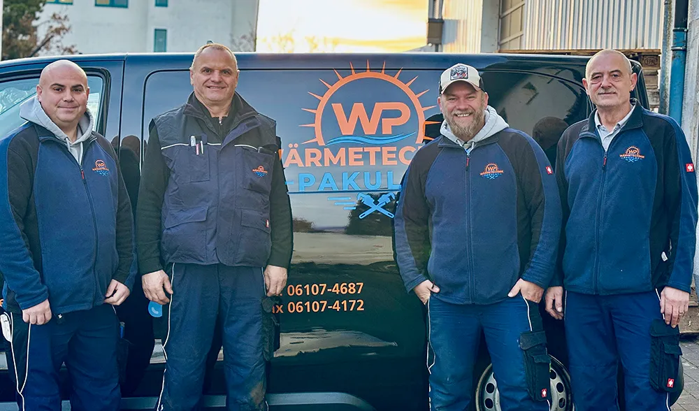Mitarbeiter der Firma Wärmetechnik Pakulat vor einem Firmenwagen
